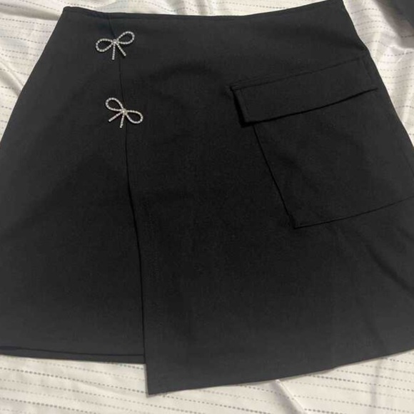 Black Bow Rhinestone Asymmetrical Skirt with Faux Pocket - Picture 6 of 8